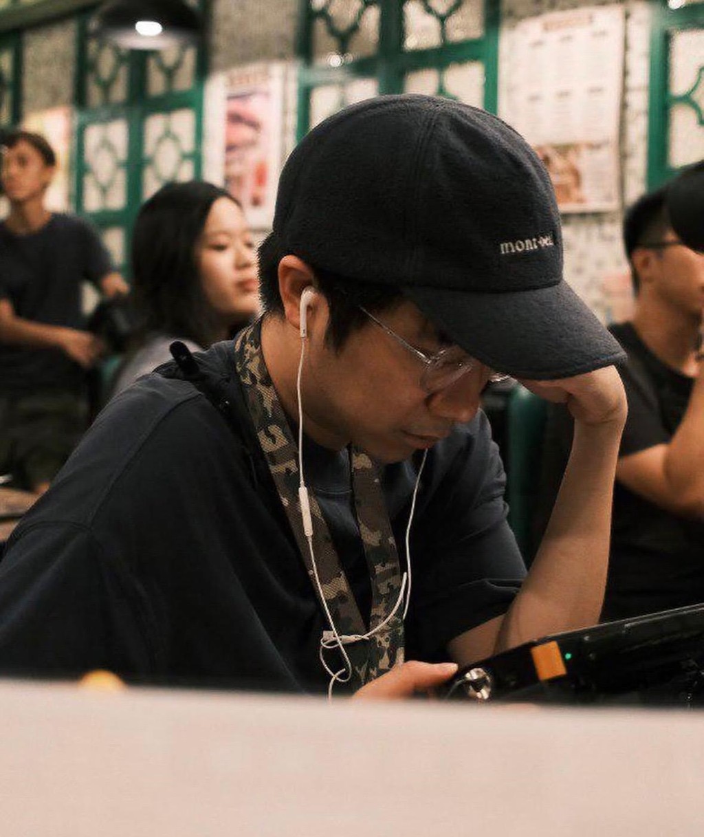 楊兩全在拍攝現場,一邊做一邊學。 楊兩全在拍攝現場,一邊做一邊學。