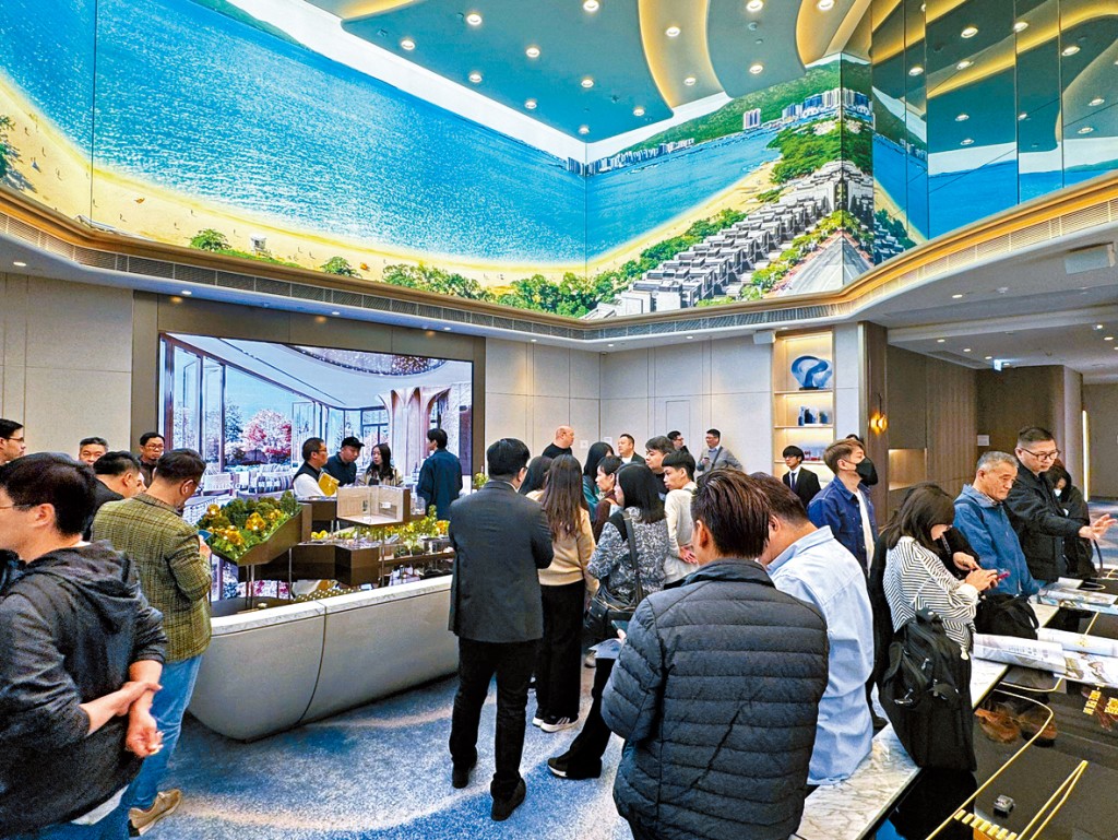 旭日国际屯门黄金海湾．珀岸吸引睇楼客出动，展销厅现人潮。