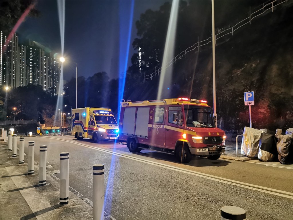 消防车及救护车在场戒备。