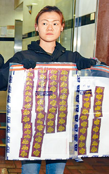 ■探員展示檢獲的懷疑「Happy粉」毒品。