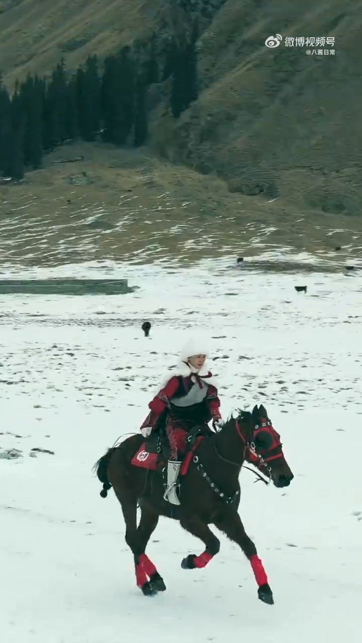 賀嬌龍曾因披著紅色斗篷在雪原策馬而走紅。