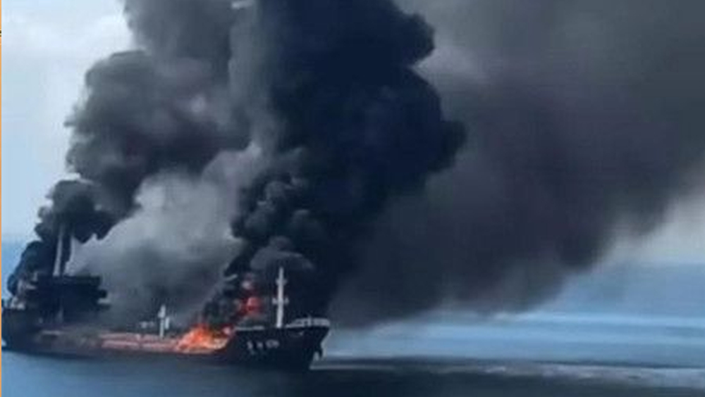 「圣油229」轮船，冒出大量浓烟。
