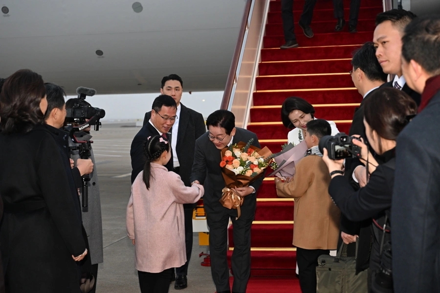 李在明乘专机抵达上海。 解放日报