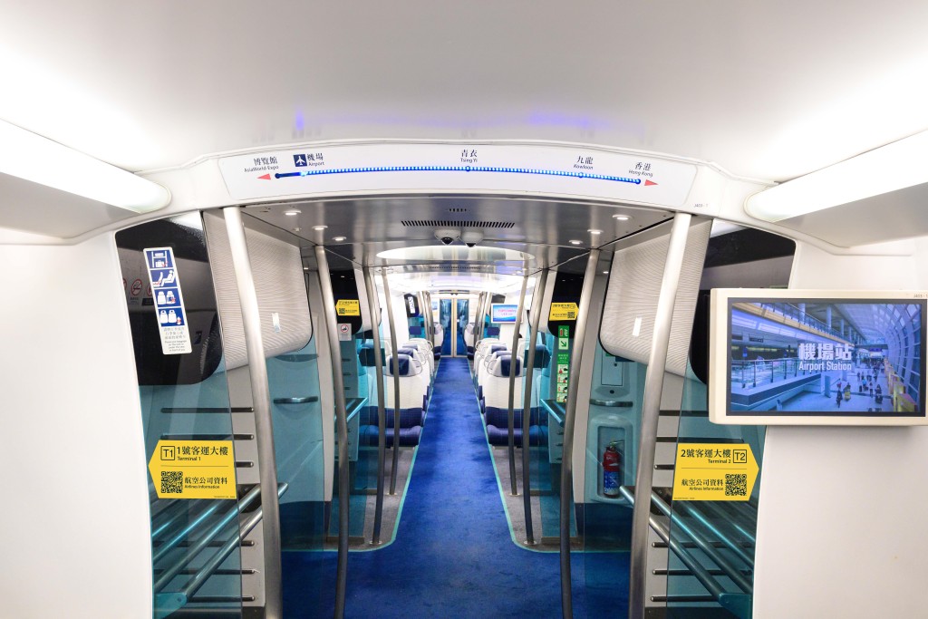 列車在抵達機場站後,兩邊車門均會開啟,乘客可按指示直達一號及二號客運大樓。 列車在抵達機場站後,兩邊車門均會開啟,乘客可按指示直達一號及二號客運大樓。