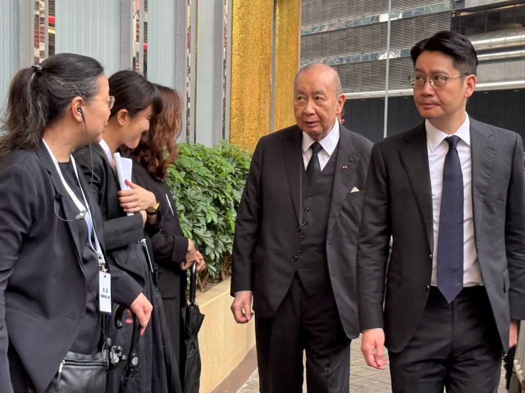 東亞銀行執行主席李國寶再次到場。 東亞銀行執行主席李國寶再次到場。