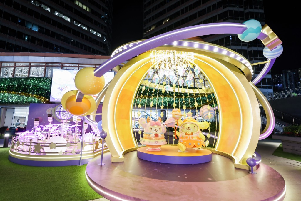 炫目耀眼的13米长「漫星花院」，更有一个个以布甸狗剪影打造的星星发光球，日夜有不同效果，弥漫著浓厚圣诞气氛！（图片来源：新都会广场）