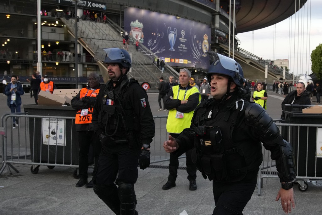 法国警方将加强在公众场所巡逻。美联社