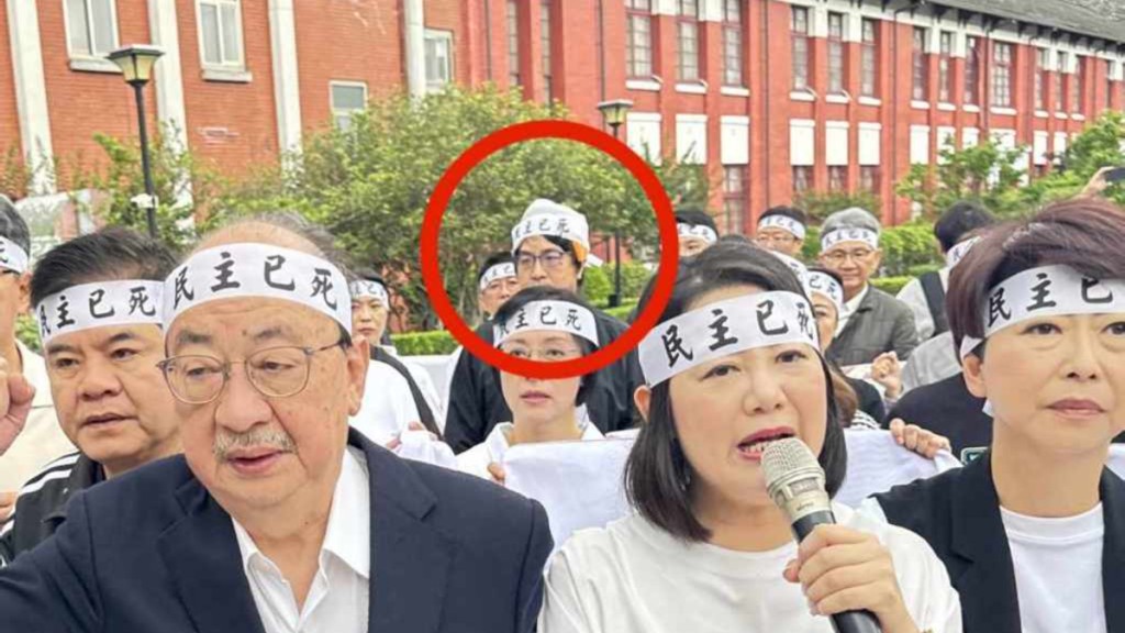 沈伯洋（紅圈處）昨日頭戴紗布和同黨立委們拉布條抗議。中時