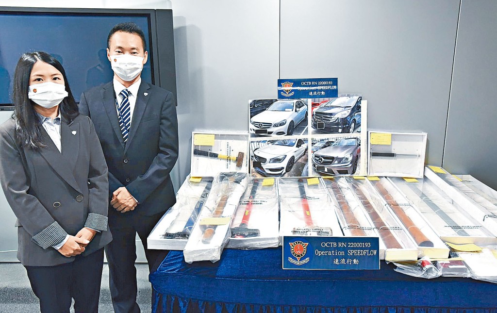 警方「Ｏ記」總督察張兆樂(右)講述案情，並展示檢獲的武器。 