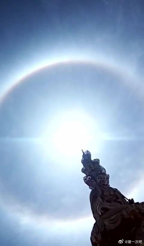 四川著名景點峨眉山金頂上空驚現巨型日暈，耀眼光環籠罩在普賢菩薩像的周圍。