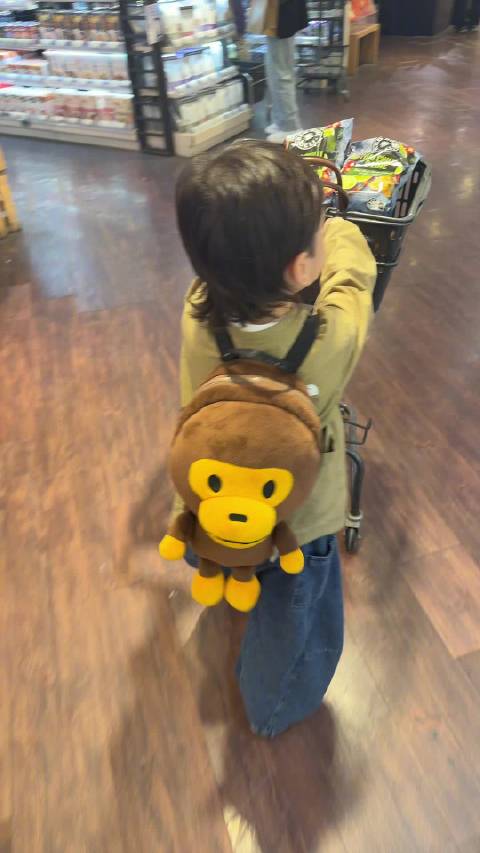 佘詩曼帶契仔Jaco行超市。