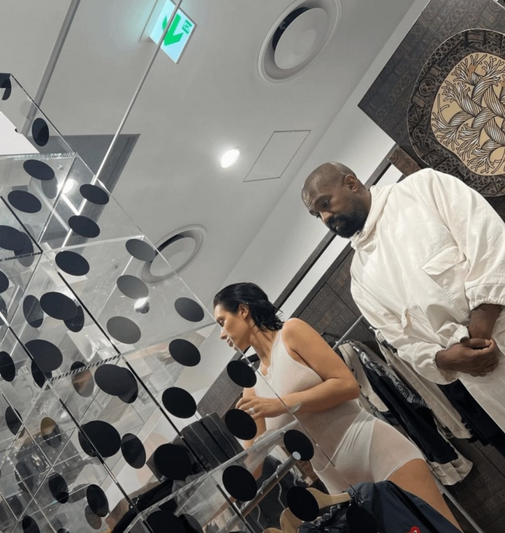 Kanye及現任太太Bianca Censori傳婚變，但2人日前被影到在日本行街。