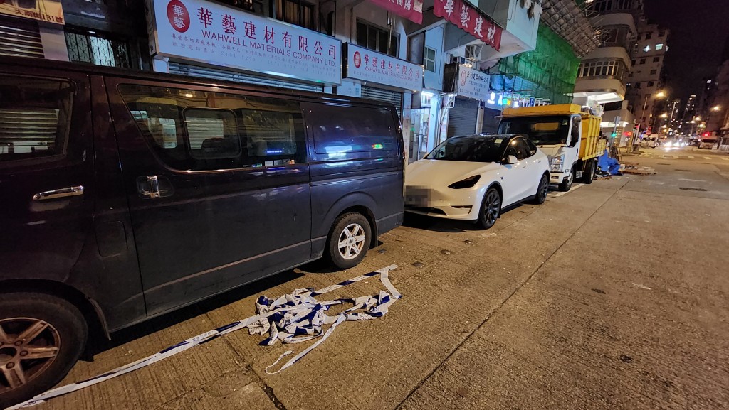 一隻鋁窗從高處墮下，擊中一輛停泊在咪錶位的白色Tesla私家車。