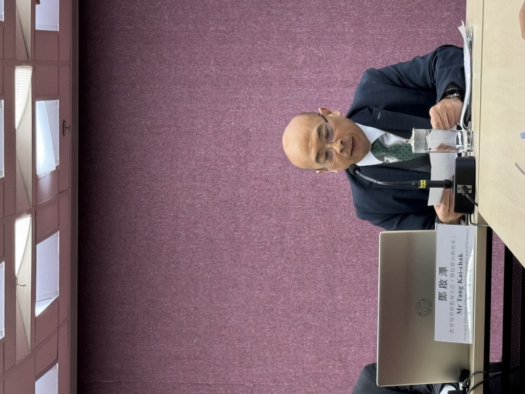 教育局首席教育主任鄧啟澤。 教育局首席教育主任鄧啟澤。