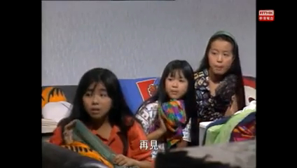 （後左起）何靈靈、唐寧和李佩蕙在《CYC家族》中飾演三姊妹。