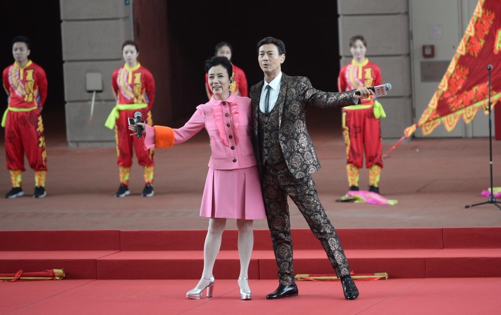 馬會安排汪明荃和鄭少秋同場表演。