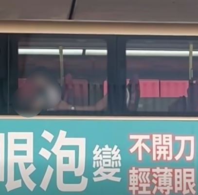 後座男乘客伸手到前座觸碰女生的胸部。fb車cam L（香港群組）LoyalStrawberry1405影片截圖
