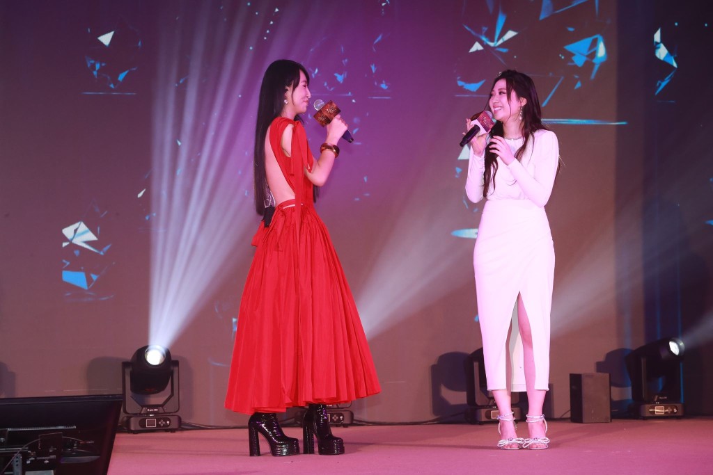 Gigi（左）身穿火红色Deep V露背裙，而Jasmine（右）则穿上白色开叉裙亮相。