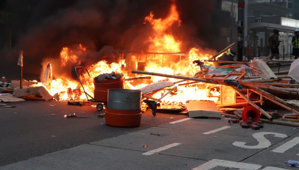 有示威者焚烧杂物堵路。资料图片
