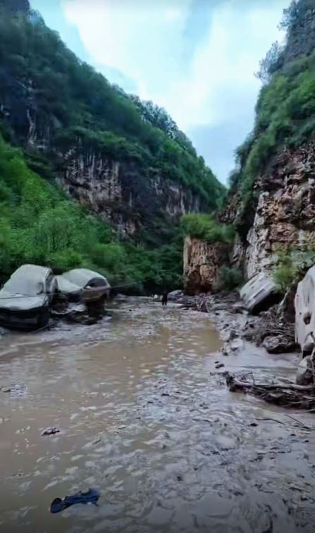 大批在景區露營的遊客走避不及，部份被山洪沖走。