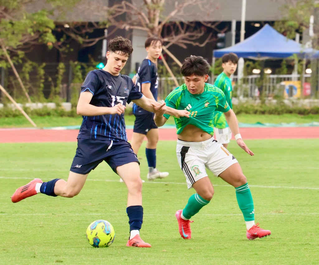 聖若瑟書院(綠衫)以3:1擊敗法國國際學校。本報圖片