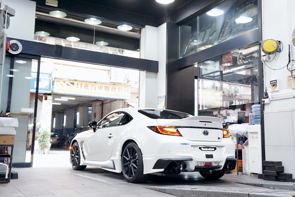 GR升級包圍包括頭唇、側裙、尾翼及尾擾流等，由40km/h車速開始已可發揮明顯擾流效果，並以跟原裝車身件相同的PPE樹脂材質製作，保證Fit位，預訂時還可選原廠顏色噴油，免除跟車身不夾色的尷尬情況。