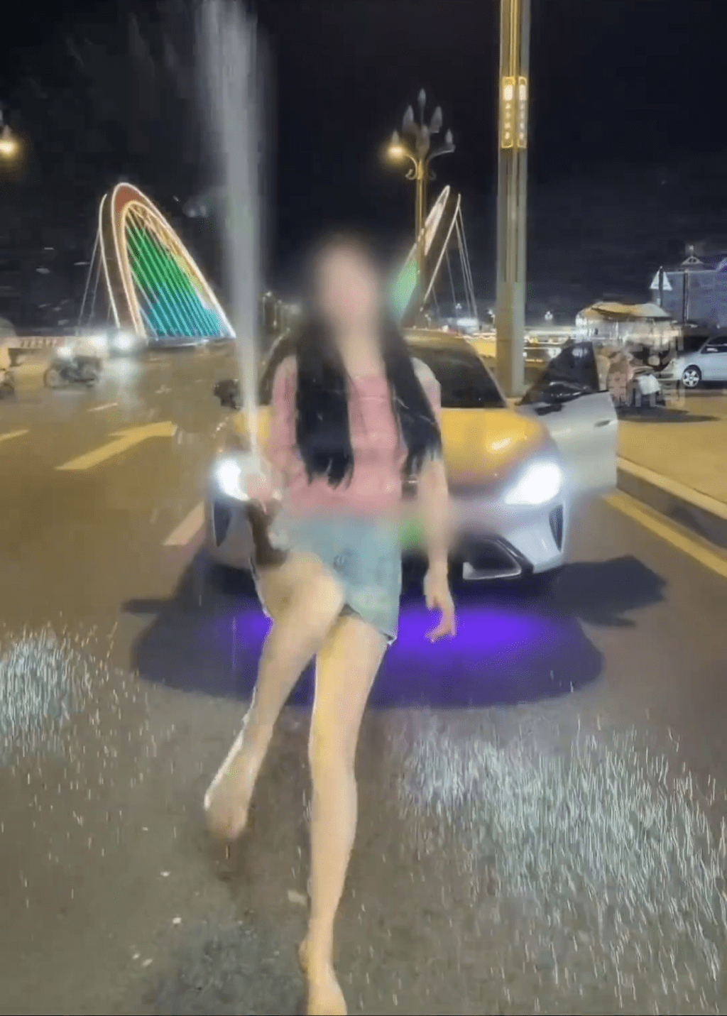 短裙辣妹馬路中心違泊逆行開啤酒拍片。 短裙辣妹馬路中心違泊逆行開啤酒拍片。