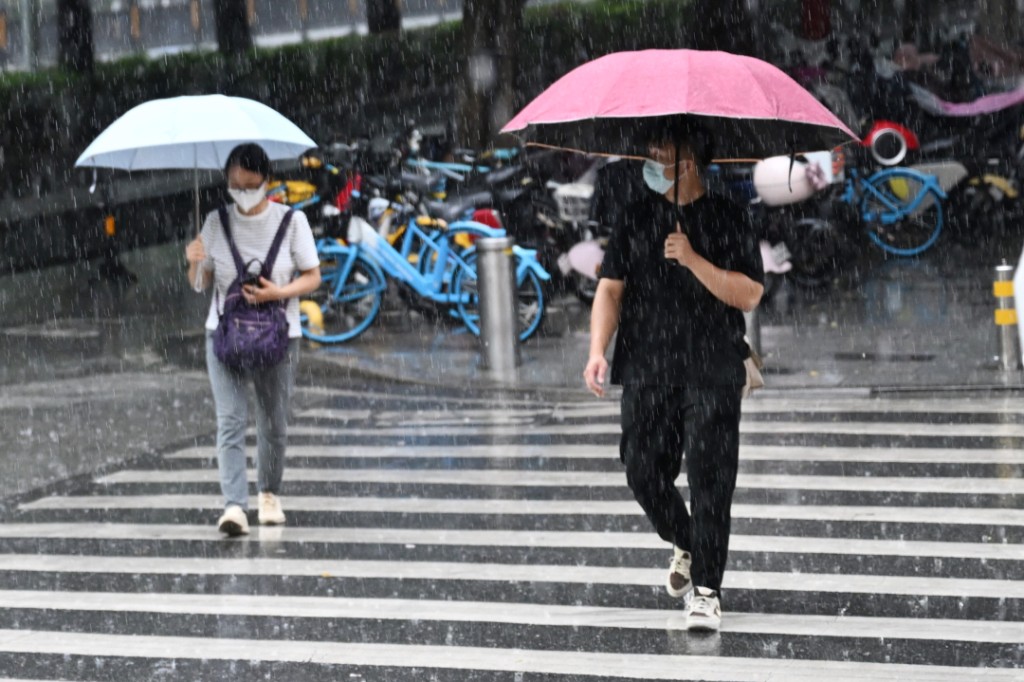 下雨外出,難免弄濕雙腳。中新社 下雨外出,難免弄濕雙腳。中新社