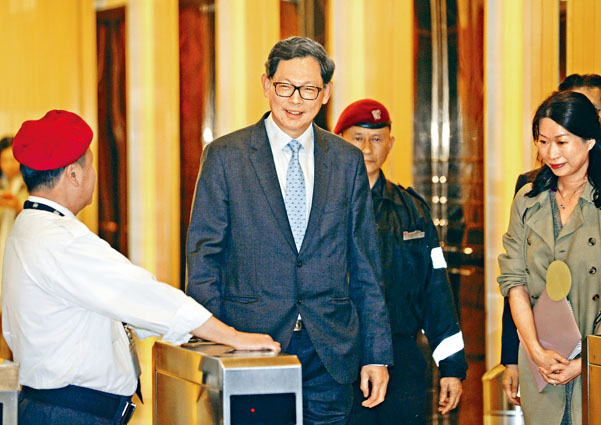 金管局总裁陈德霖昨日正式表态，于今年十月正式退休。