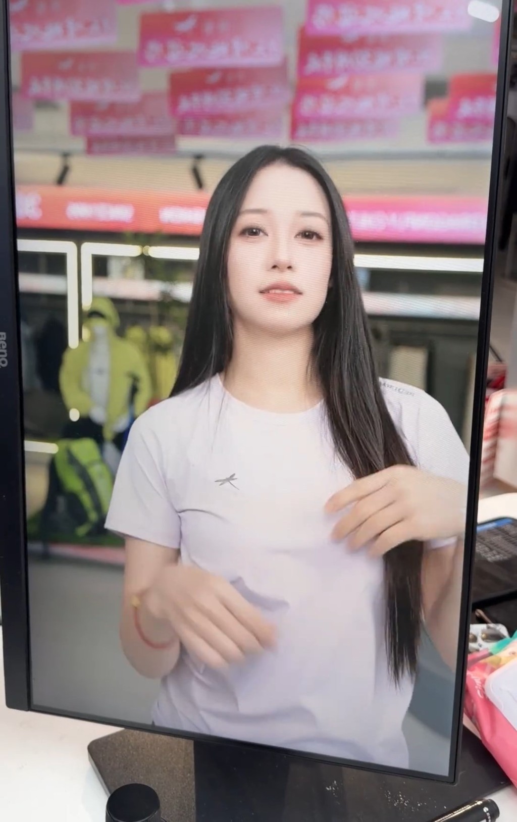 吴柳芳将首场带货直播所得佣金，全捐嫣然天使基金。抖音@吴柳芳