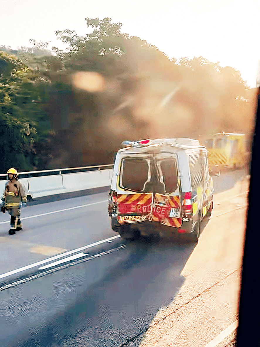 被城巴追撞的警車車尾嚴重損毀。