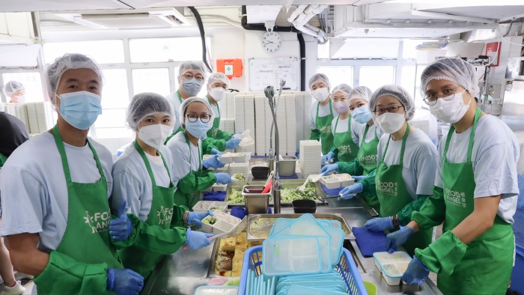 私隱專員與義工隊製作逾2600份餐盒 向社區傳揚關愛。私隱公署網站圖片