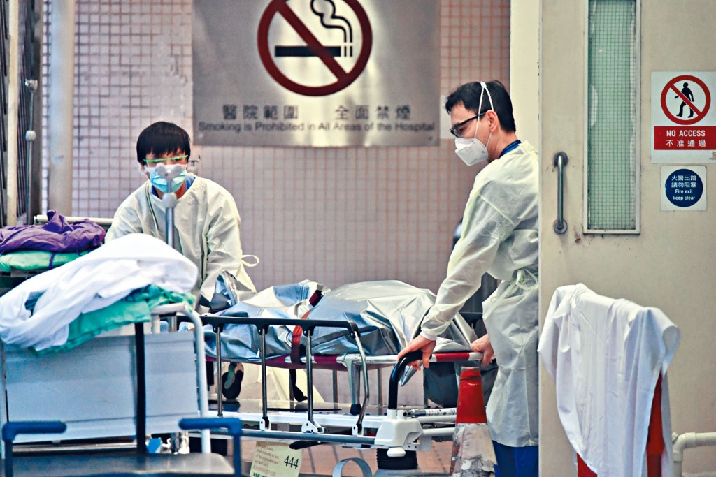 伊利沙伯醫院人員運送遺體到戶外帳篷。