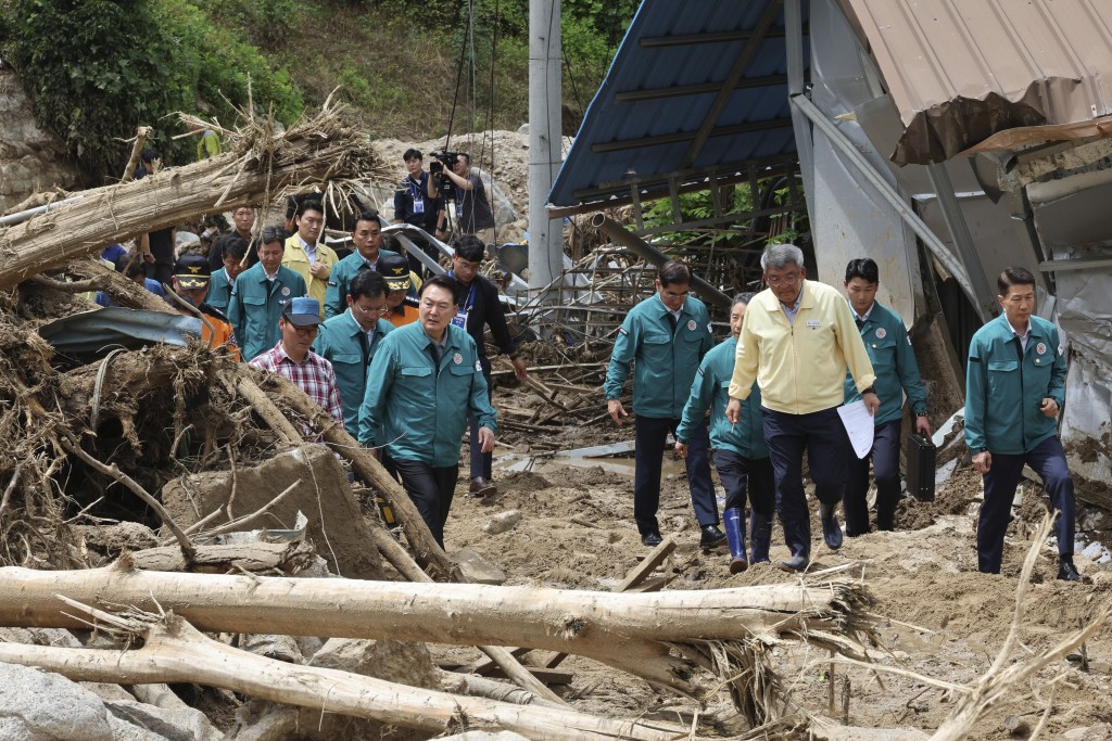 南韓總統尹錫悅視察醴泉市洪水受損地區。AP