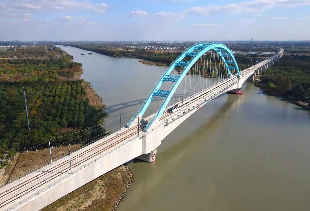 11月23日，列車駛過滬蘇湖高鐵青浦特大橋跨太浦河連續梁拱（滬蘇湖高速鐵路試運圖片）。 新華社