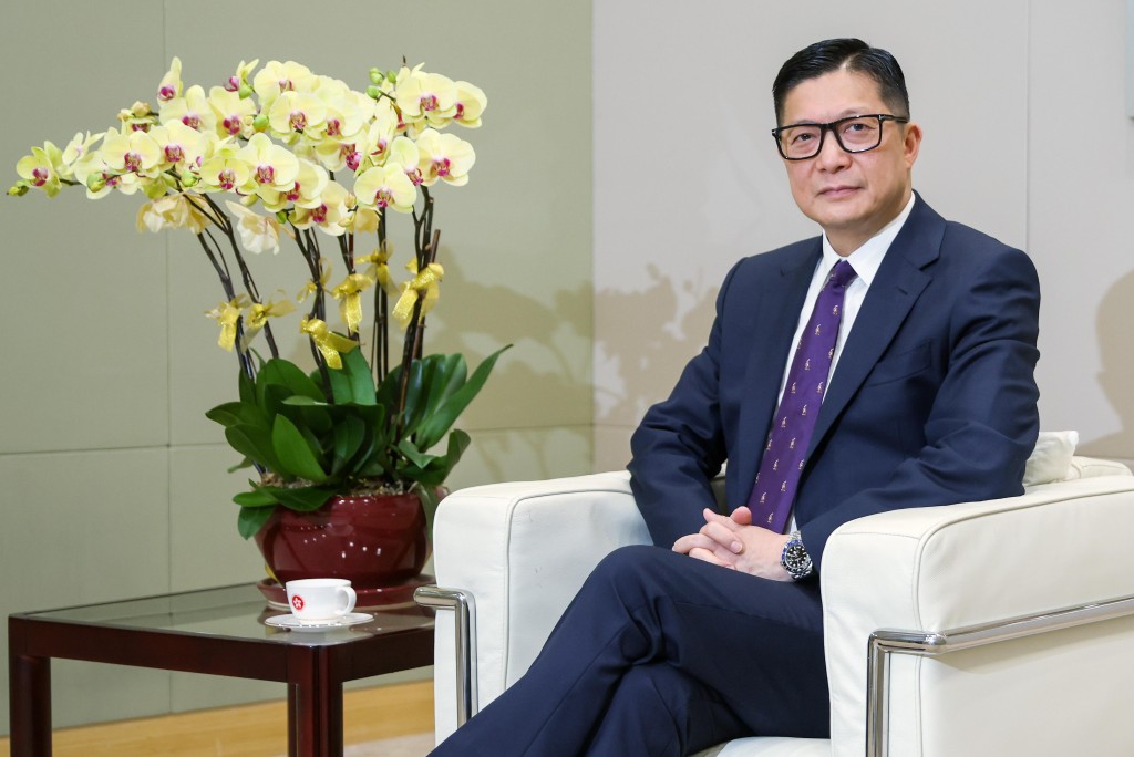 鄧炳強指出,相信港深雙方都會盡力,形容「無一個同事是『歎慢板』」。 鄧炳強指出,相信港深雙方都會盡力,形容「無一個同事是『歎慢板』」。