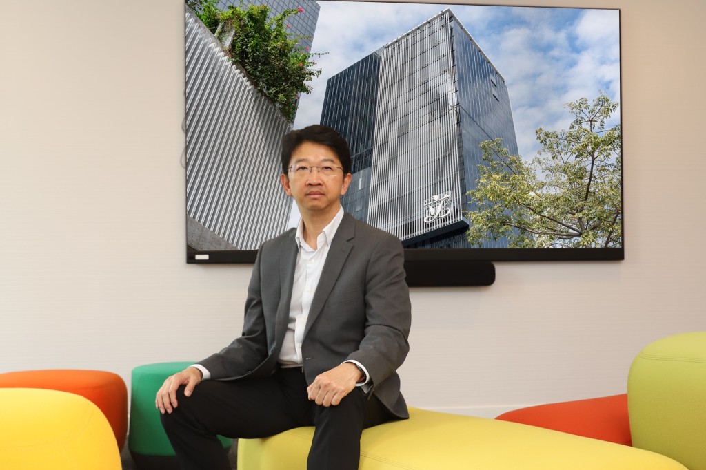 黃漢華指團隊運用鋼結構轉換系統，在不加固地基下實現精準荷載傳遞，是項目的重大突破。