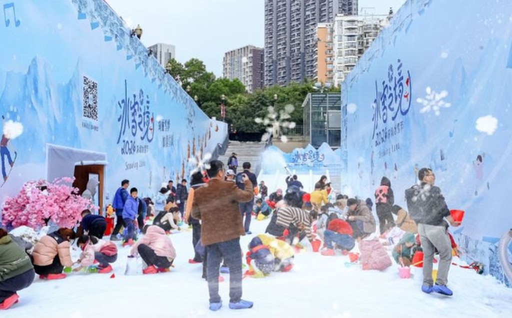 深圳冰雪節2024｜今年深圳冰雪節的園區面積廣達5,000平方呎，使用的全為造雪機製造的真雪