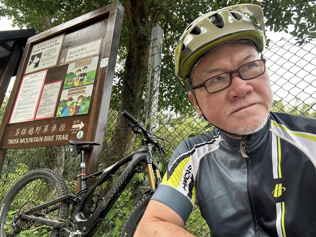 郑恕峰私底下非常之注重健康，闲时会去行山、踩单车及跑步。