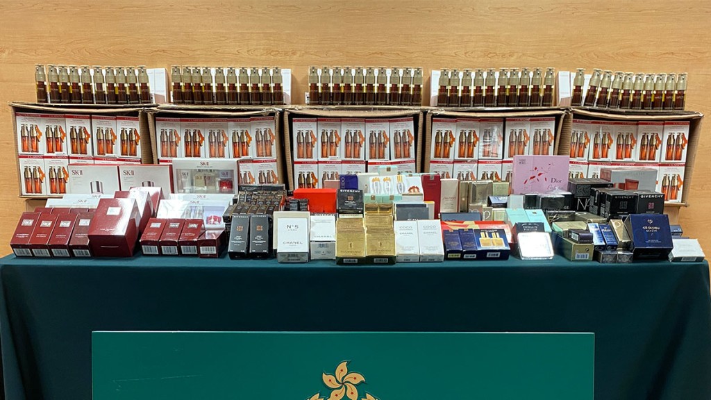 海關偵破一宗網上售賣冒牌化妝護膚品和香水的案件,檢獲約2600件懷疑冒牌產品。政府新聞處圖片