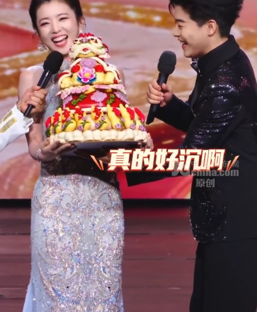 李雲霄獲贈農曆新年限定的「膠東花餑餑」，令該種山東特式食品成為熱話。山東網