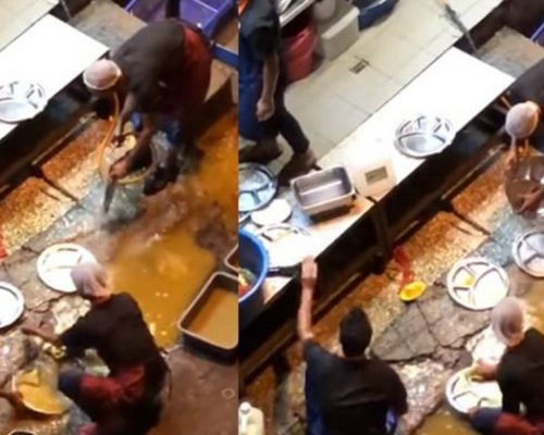 4名員工蹲在後巷以路邊黃泥色的積水來洗碗。網圖