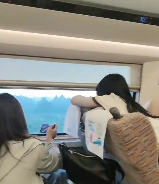 乘客爬在椅上拍摄。「新华网」微博官方频道截图