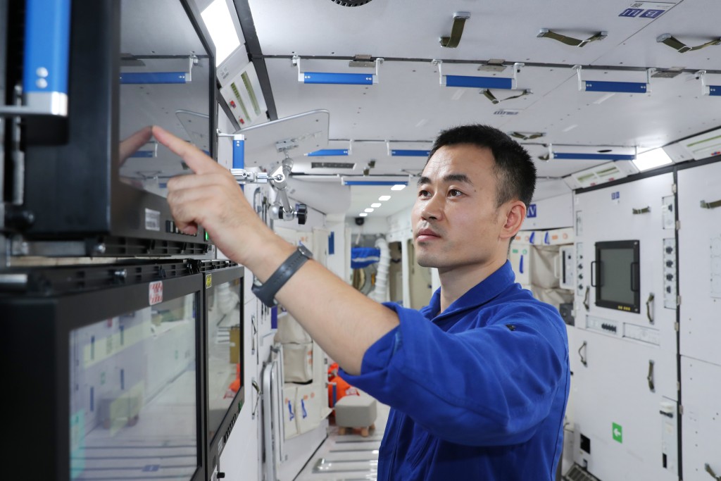 太空人唐胜杰是执行神舟十七号任务最年轻的太空人。(新华社)