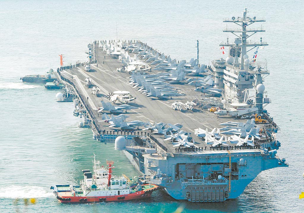 美國指派尼米茲號航空母艦（USS Nimitz）戰鬥群通過台灣海域。新華社圖