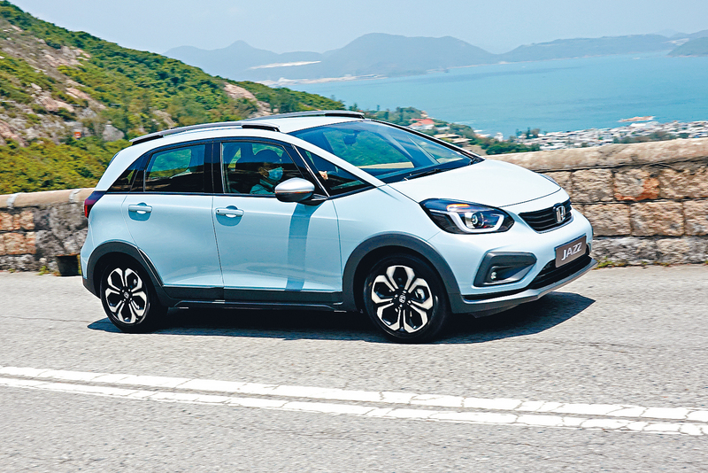 ●Jazz 1.5 Crosstar新版配上Surf Blue車身顏色及高身設計,形象活潑,車價為$199,880,較EX入門版貴一萬元。