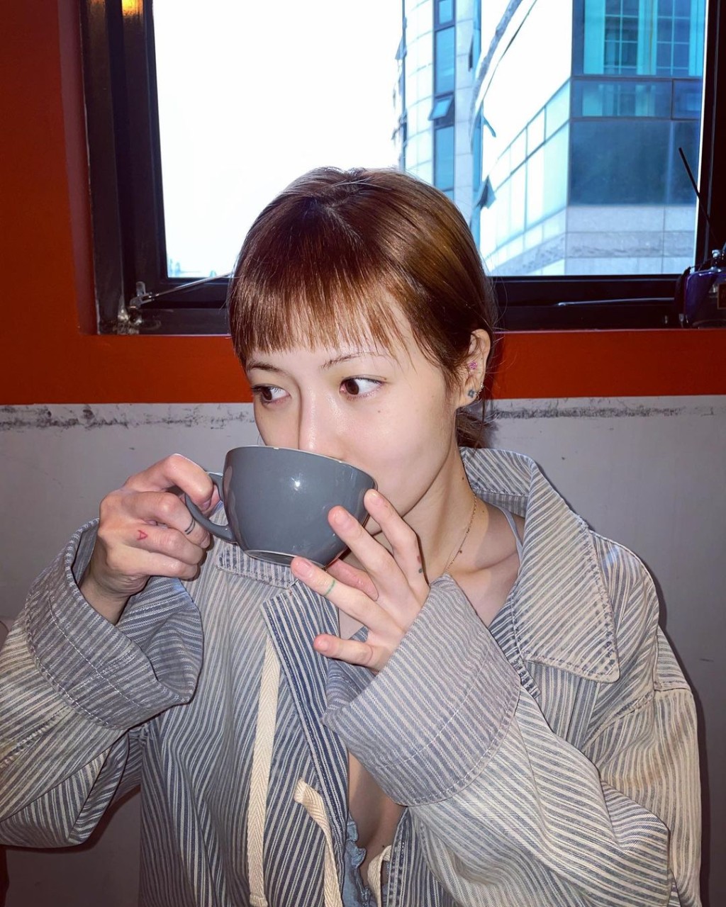 泫雅連飲嘢都好Cute。