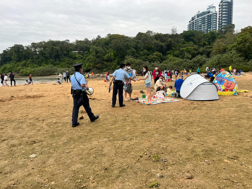 警方於馬鞍山一帶沙灘加強巡查，並派發防疫單張。警方圖片