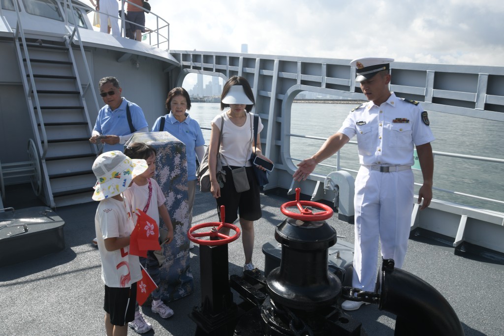 為慶祝香港回歸29周年,解放軍駐港部隊一連兩日開放昂船洲軍營供已預約的市民參觀。 為慶祝香港回歸29周年,解放軍駐港部隊一連兩日開放昂船洲軍營供已預約的市民參觀。