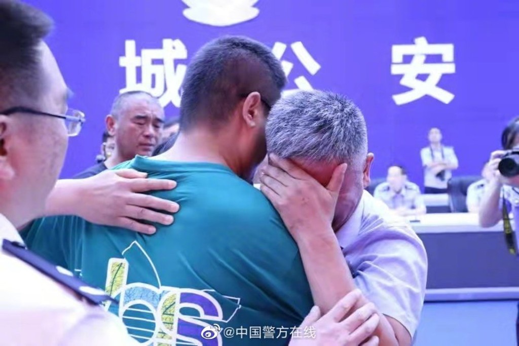 郭刚堂找寻儿子24年，2021年终于团聚。中国警方在线